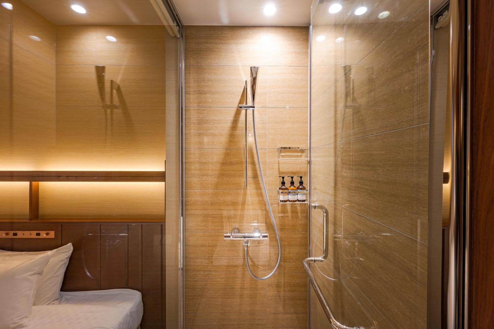 Candeo Osaka โรงแรม 4*